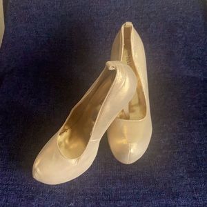 Delicacy brand Size 10 Metallic gold platform 5.5 inch heel.
